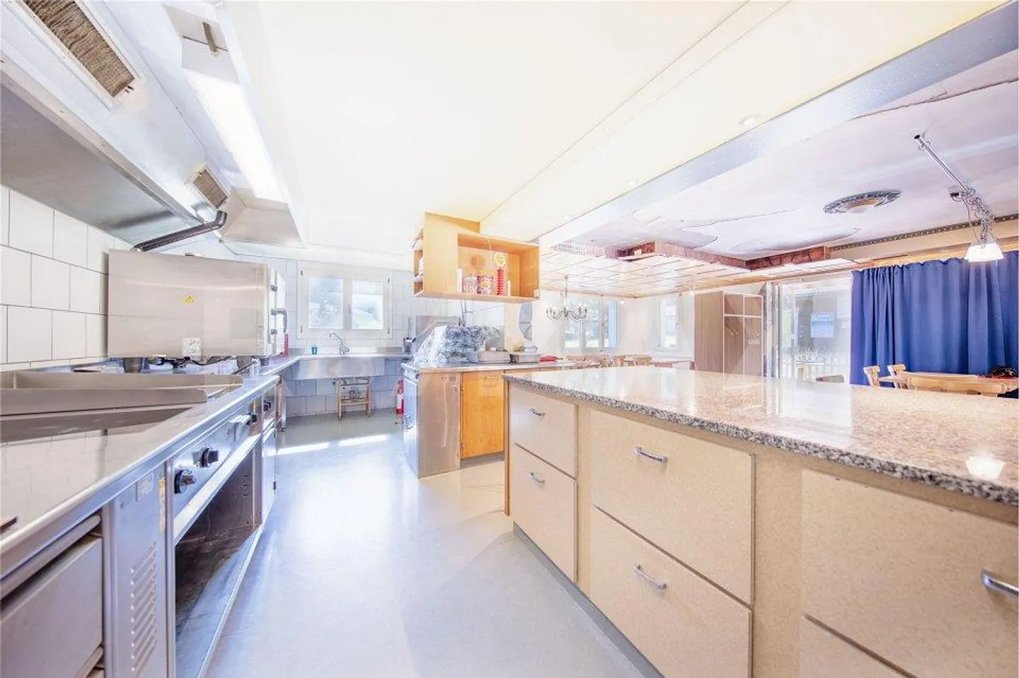 Grande casa con appartamento di 5,5 stanze e ristorante, Sattel-Hochstuckli SZ - Foto 10 di 13