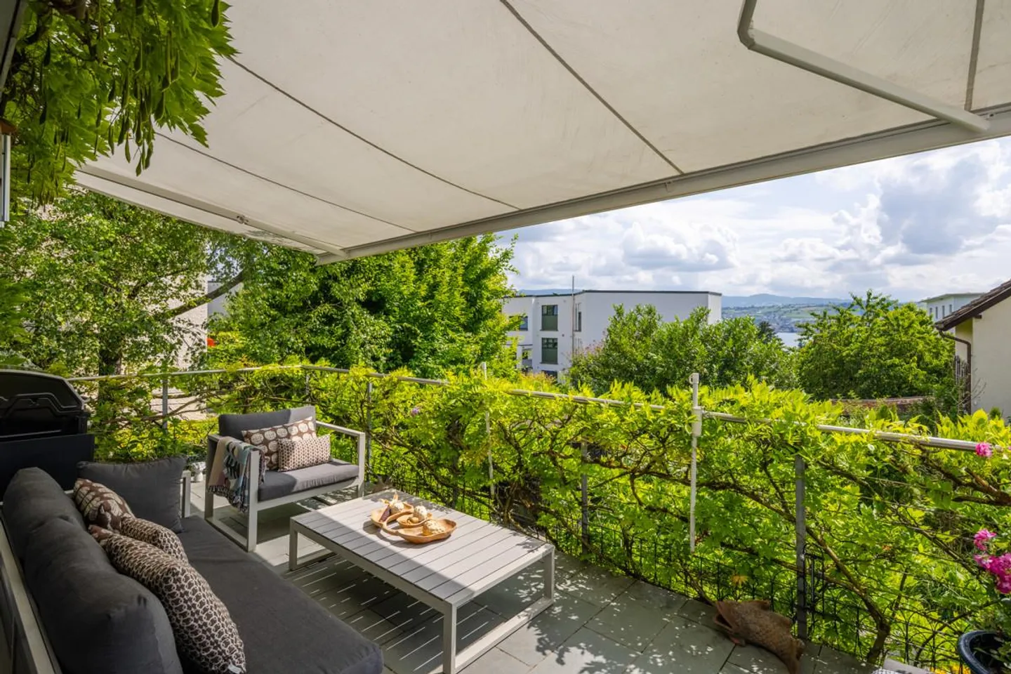 Maison individuelle avec potentiel d'extension et idylle de jardin à Männedorf - Photo 1 sur 5