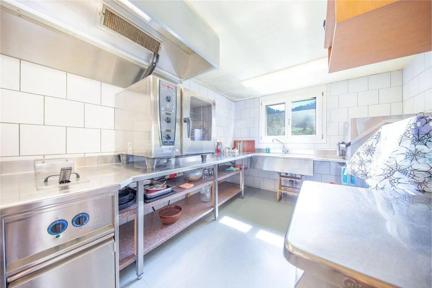 Grande casa con appartamento di 5,5 stanze e ristorante, Sattel-Hochstuckli SZ - Foto 8 di 13