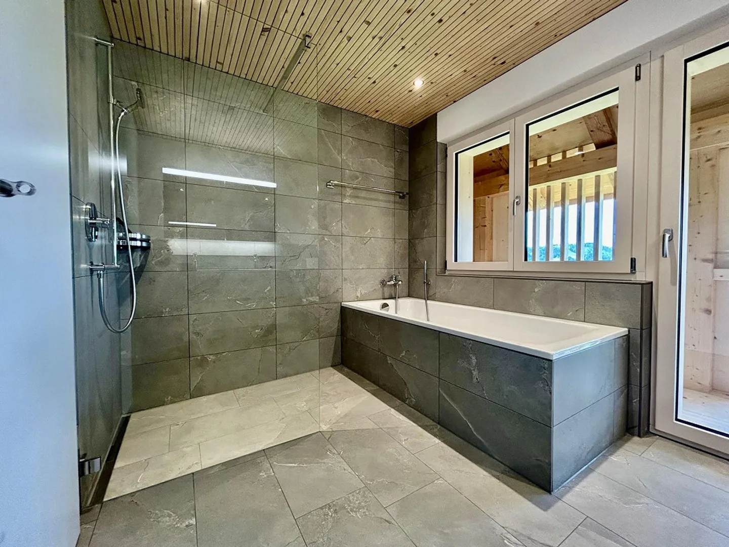 «Erstbezug von charmantem 2-Familienhaus im idyllischen Entlebuch» - Foto 14 von 17