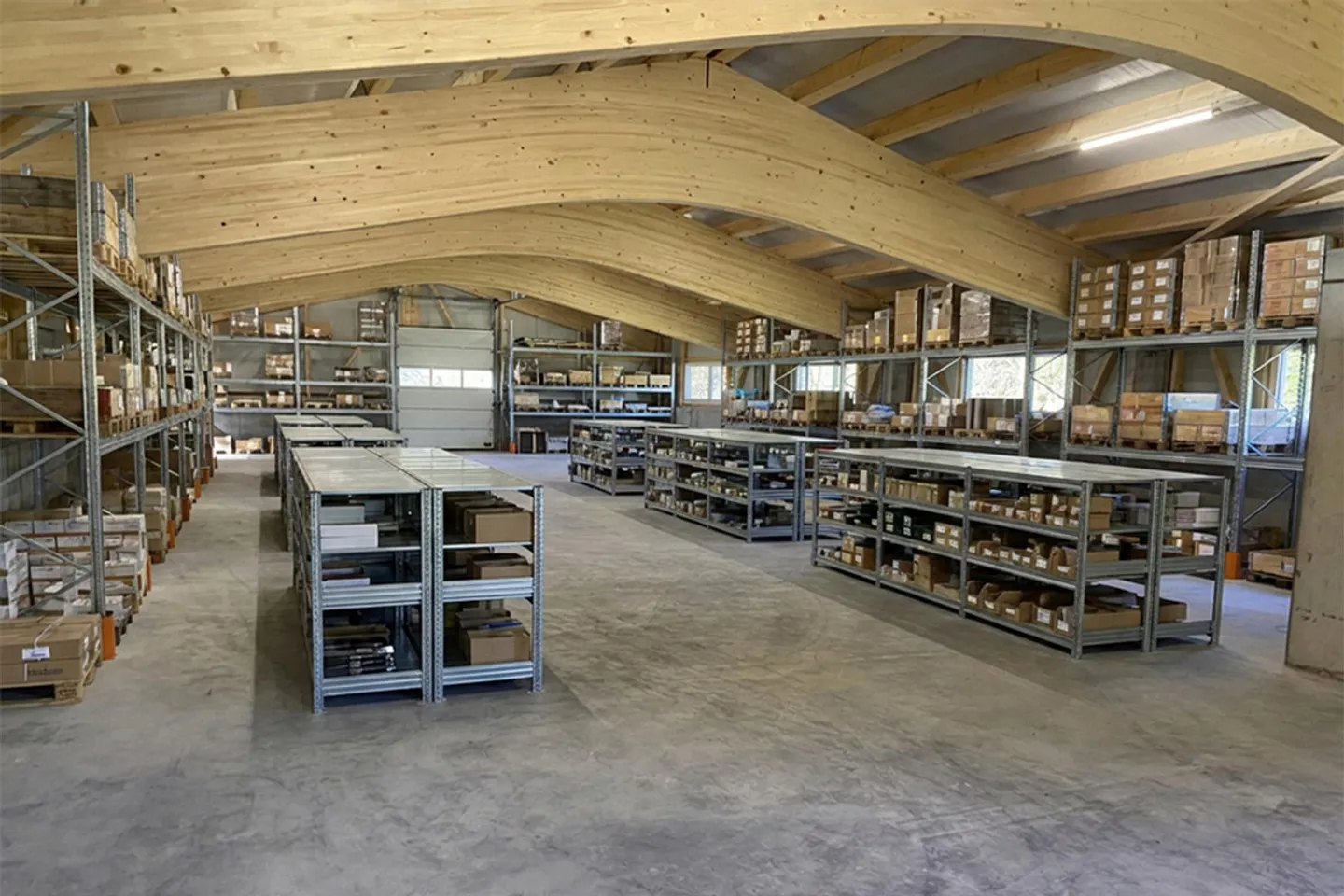 Commercial hall on the 1st floor - Photo 1 of 8