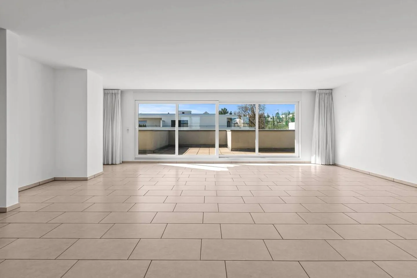 Spacious Apartment with Terrace - Photo 2 of 11