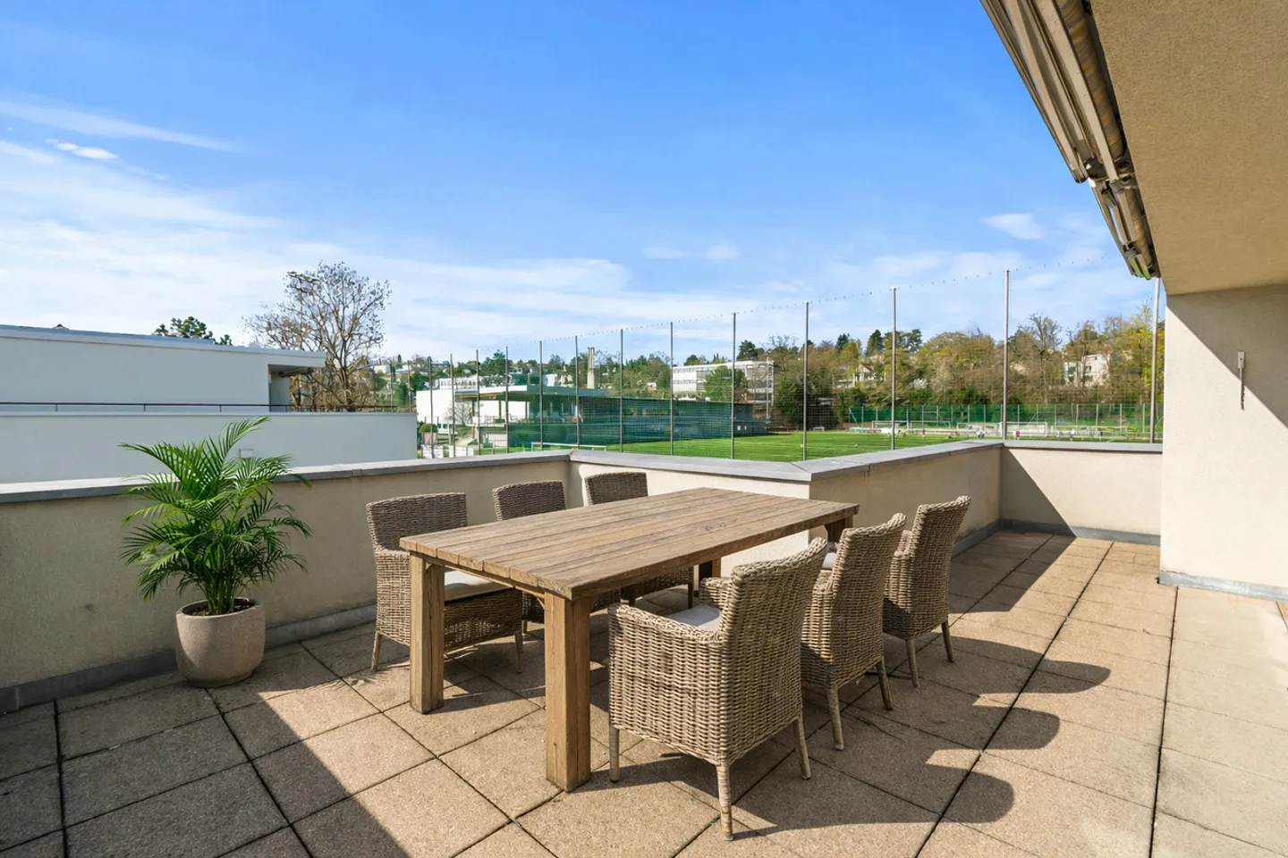 Spacious Apartment with Terrace - Photo 3 of 11