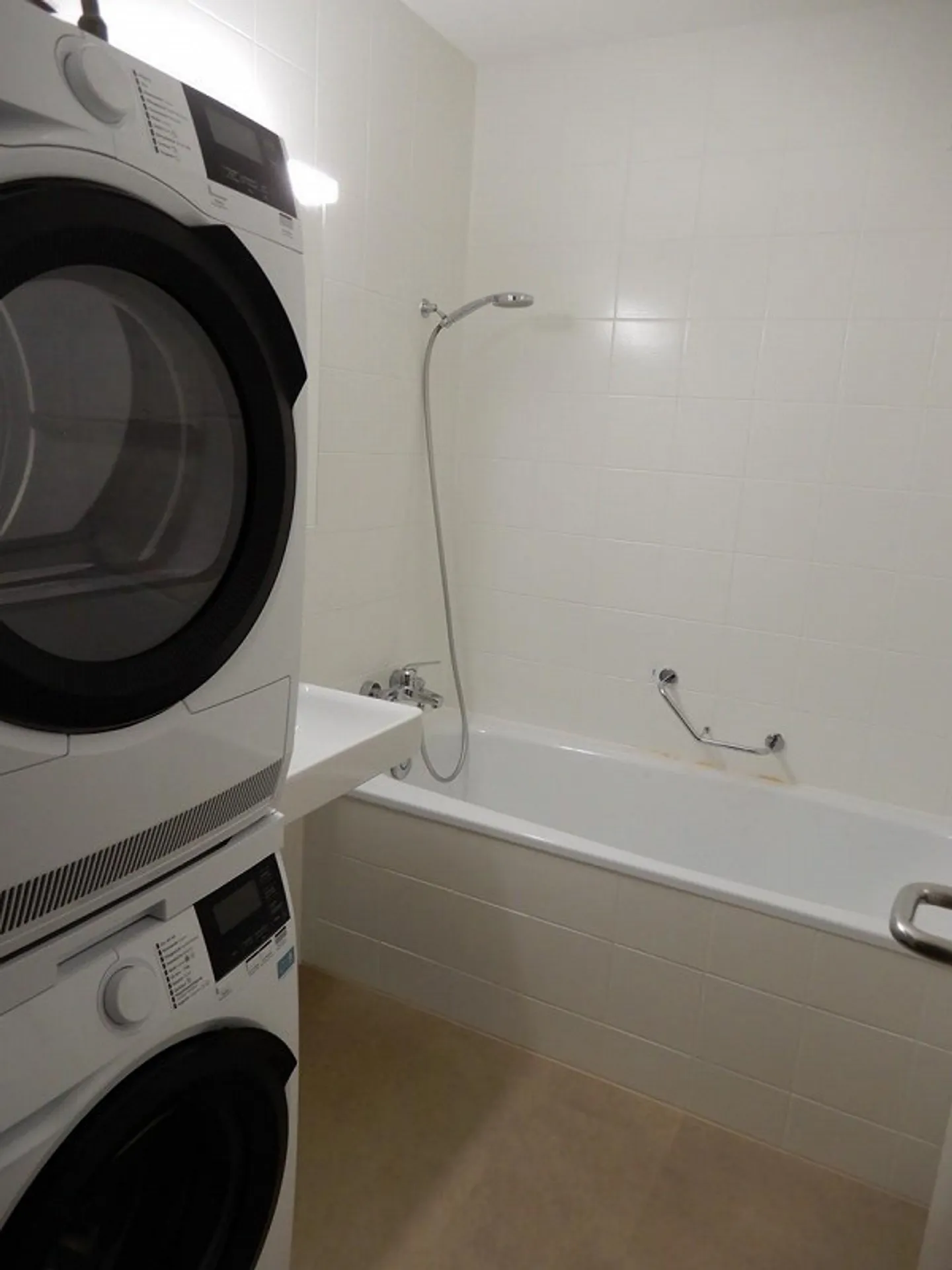 Emplacement ensoleillé et grandes fenêtres, à 5 minutes à pied du lac de Zurich - Photo 12 sur 13