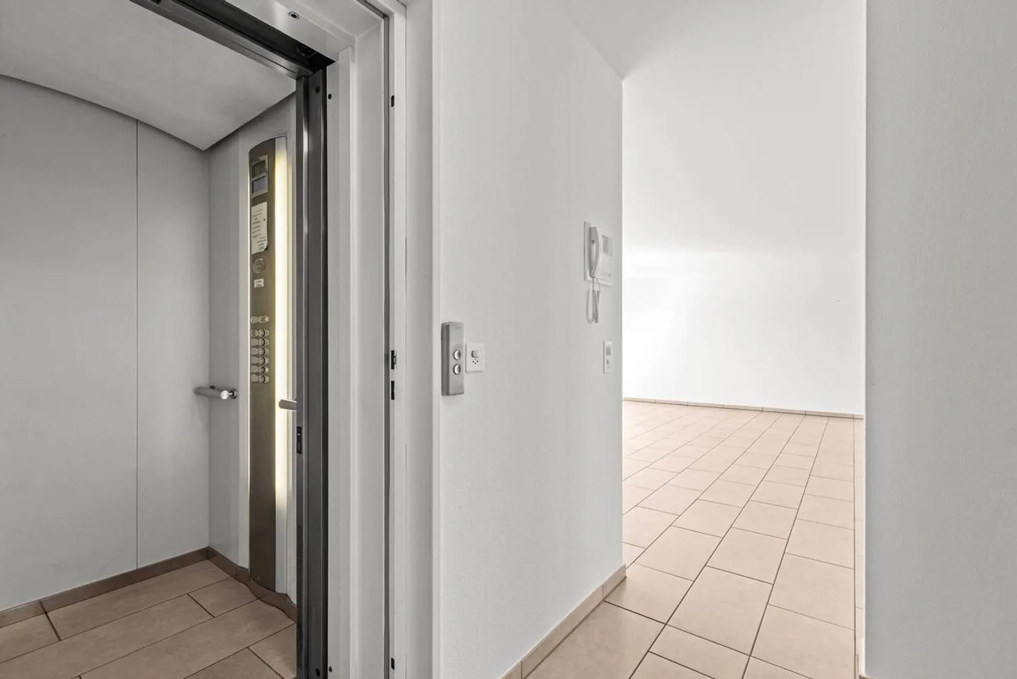Spacious Apartment with Terrace - Photo 9 of 11