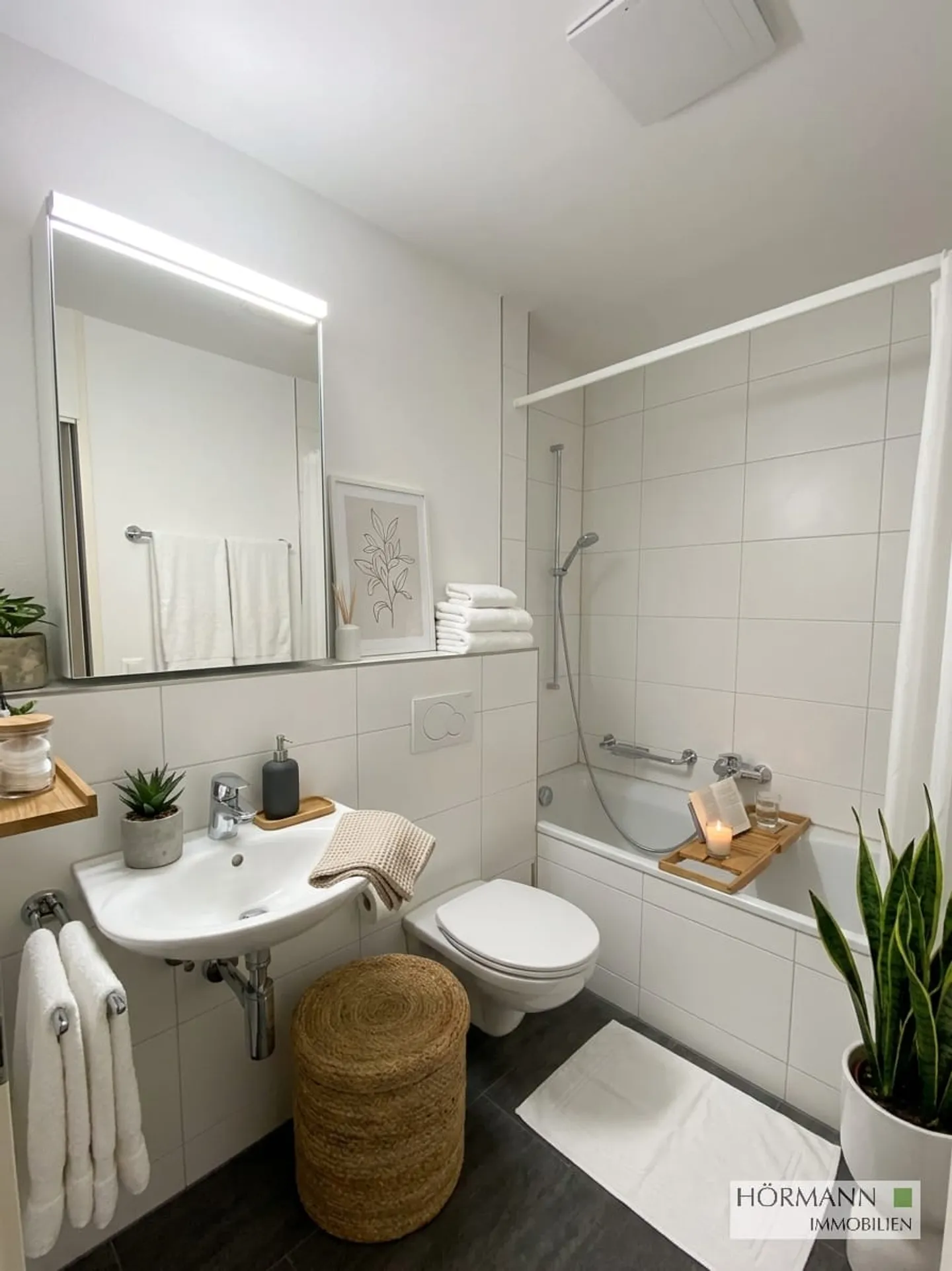 Comfortable 3.5-Room Apartment - Photo 2 of 3