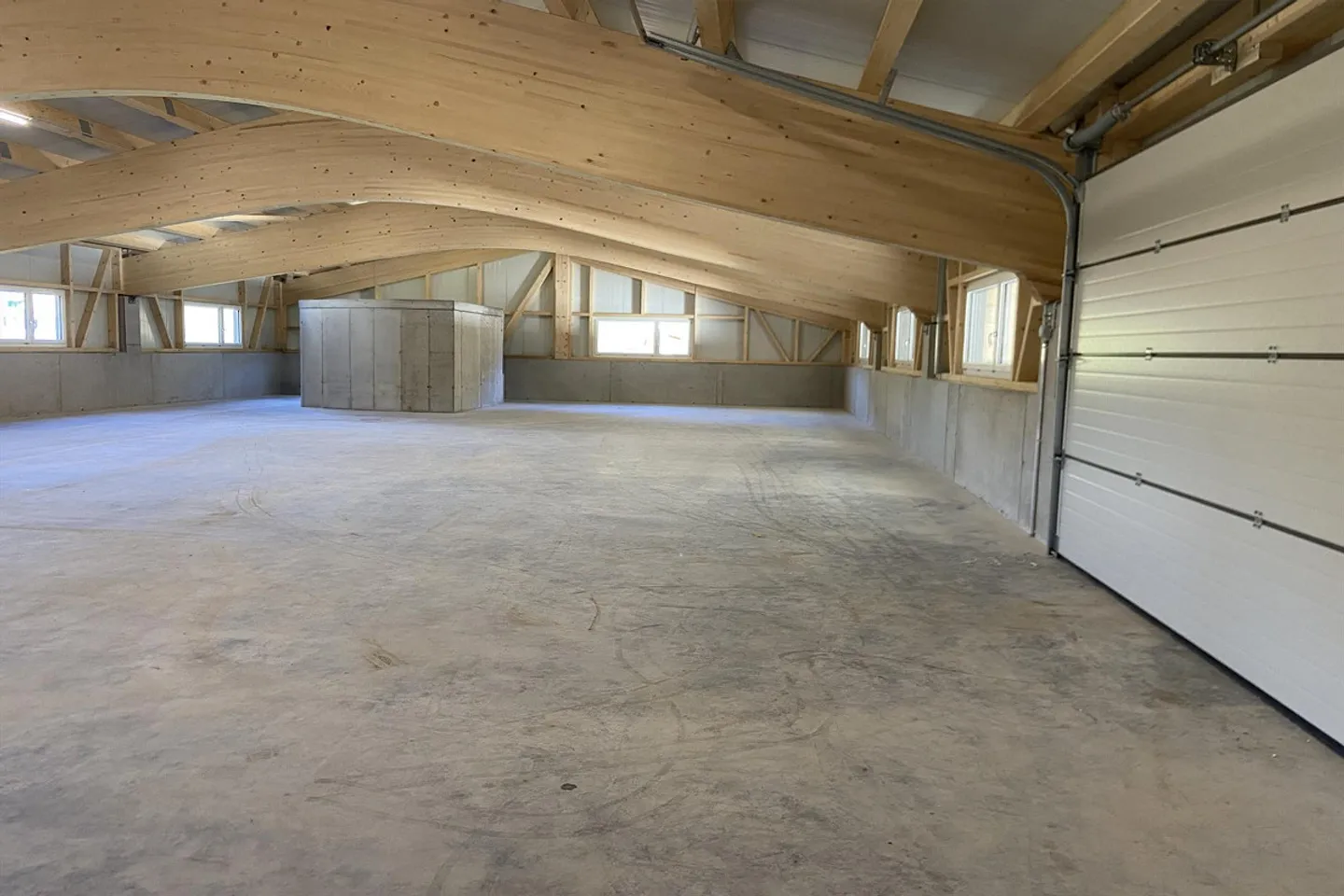 Commercial hall on the 1st floor - Photo 6 of 8