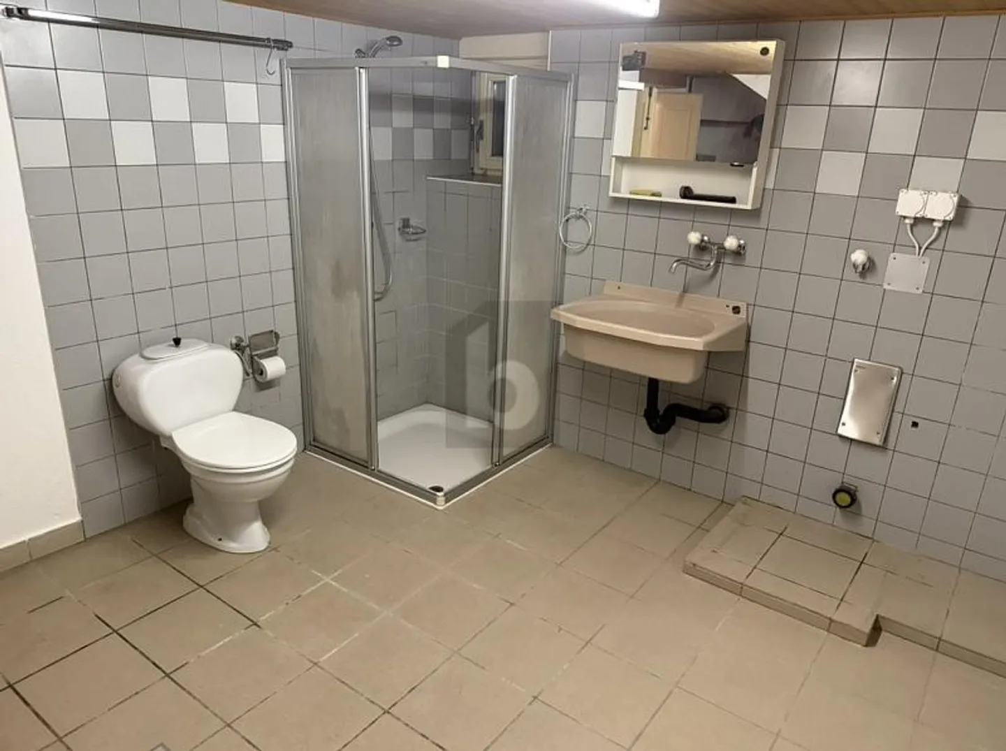 SPACIOUS FAMILY HOUSE - Photo 3 of 6