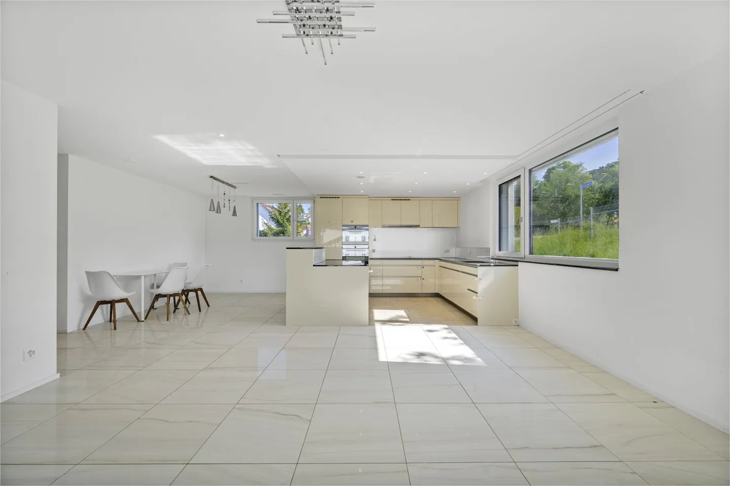 MODERN LIVING 4.5 Room Apartment with Lots of Comfort and Sunny Terrace. - Photo 3 of 13