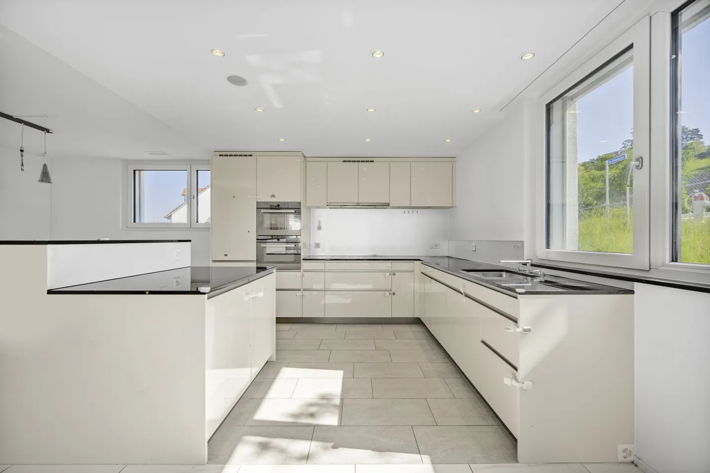 MODERN LIVING 4.5 Room Apartment with Lots of Comfort and Sunny Terrace. - Photo 4 of 13