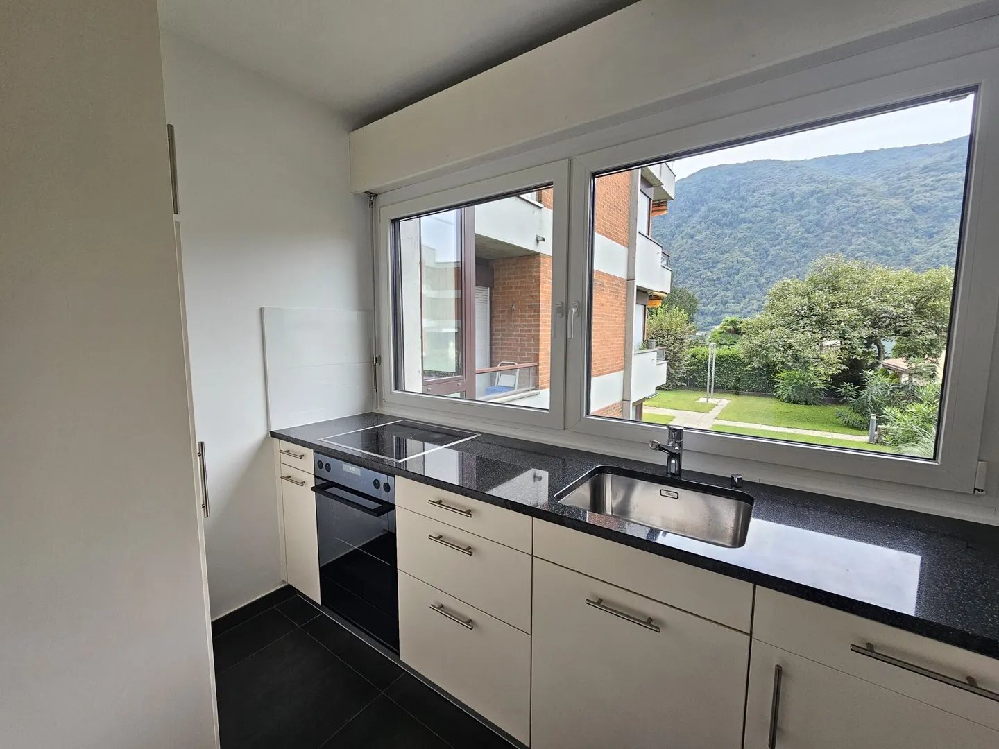 3.5 Rooms with Lake View and Balcony - Photo 1 of 7