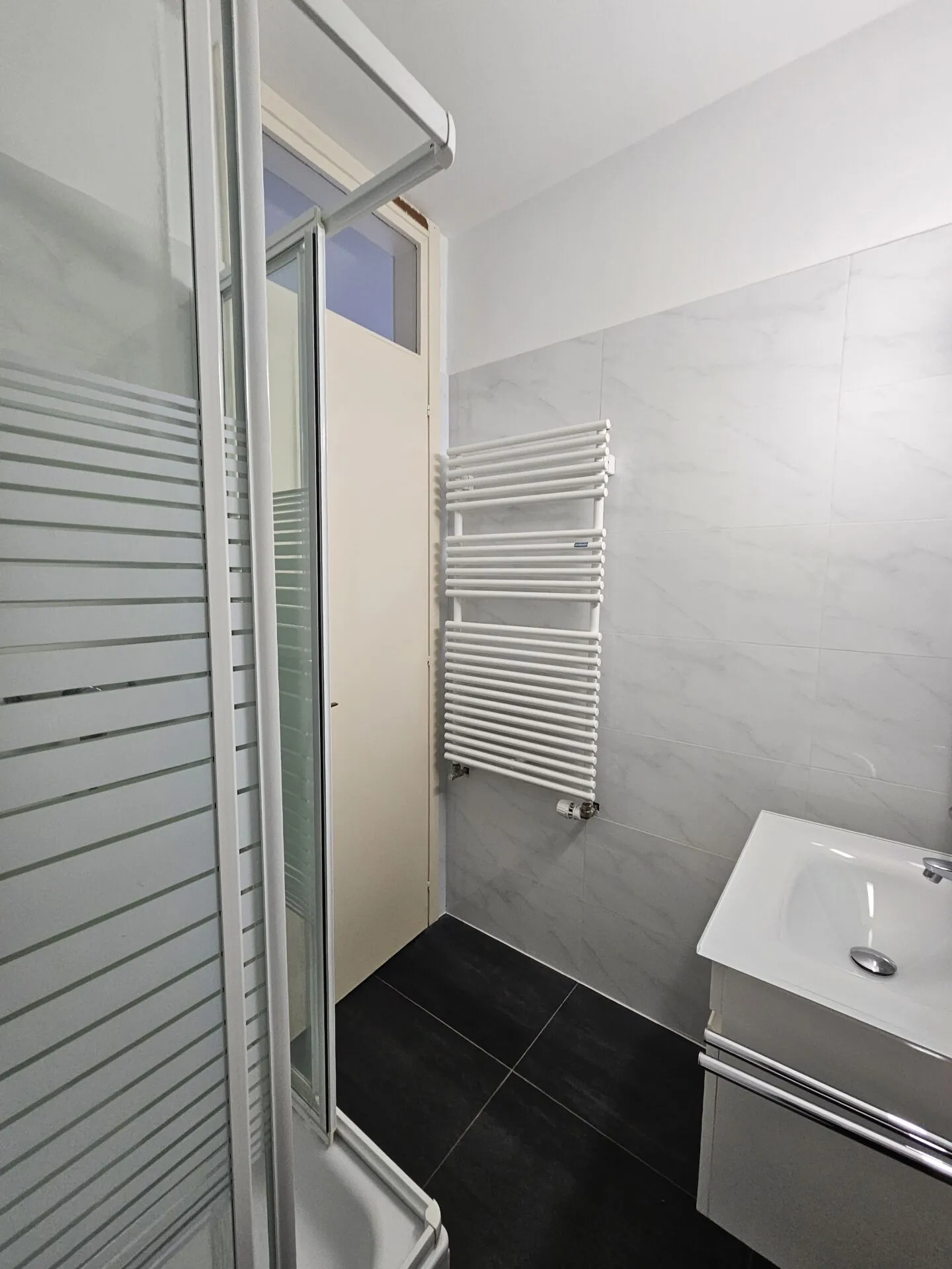 3.5 Rooms with Lake View and Balcony - Photo 4 of 7