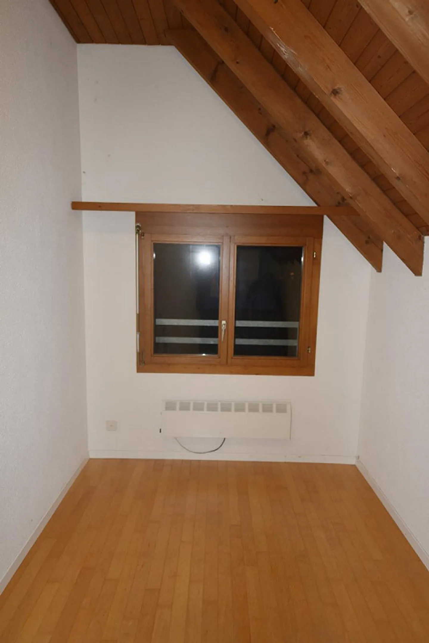 Appartement en duplex de 4,5 pièces dans un endroit calme - Photo 3 sur 6