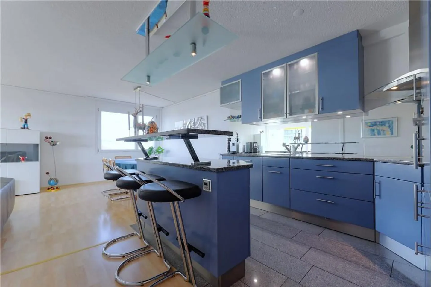 Modern 4½-room apartment with balcony glazing and panoramic view on the 12th floor - Photo 2 of 13