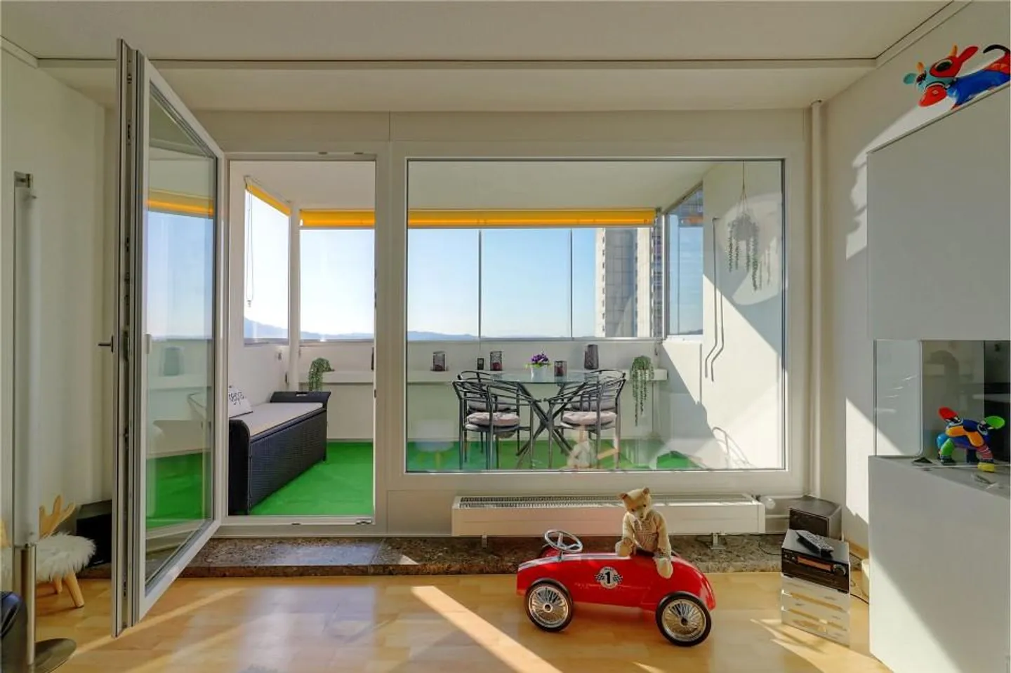 Modern 4½-room apartment with balcony glazing and panoramic view on the 12th floor - Photo 4 of 13