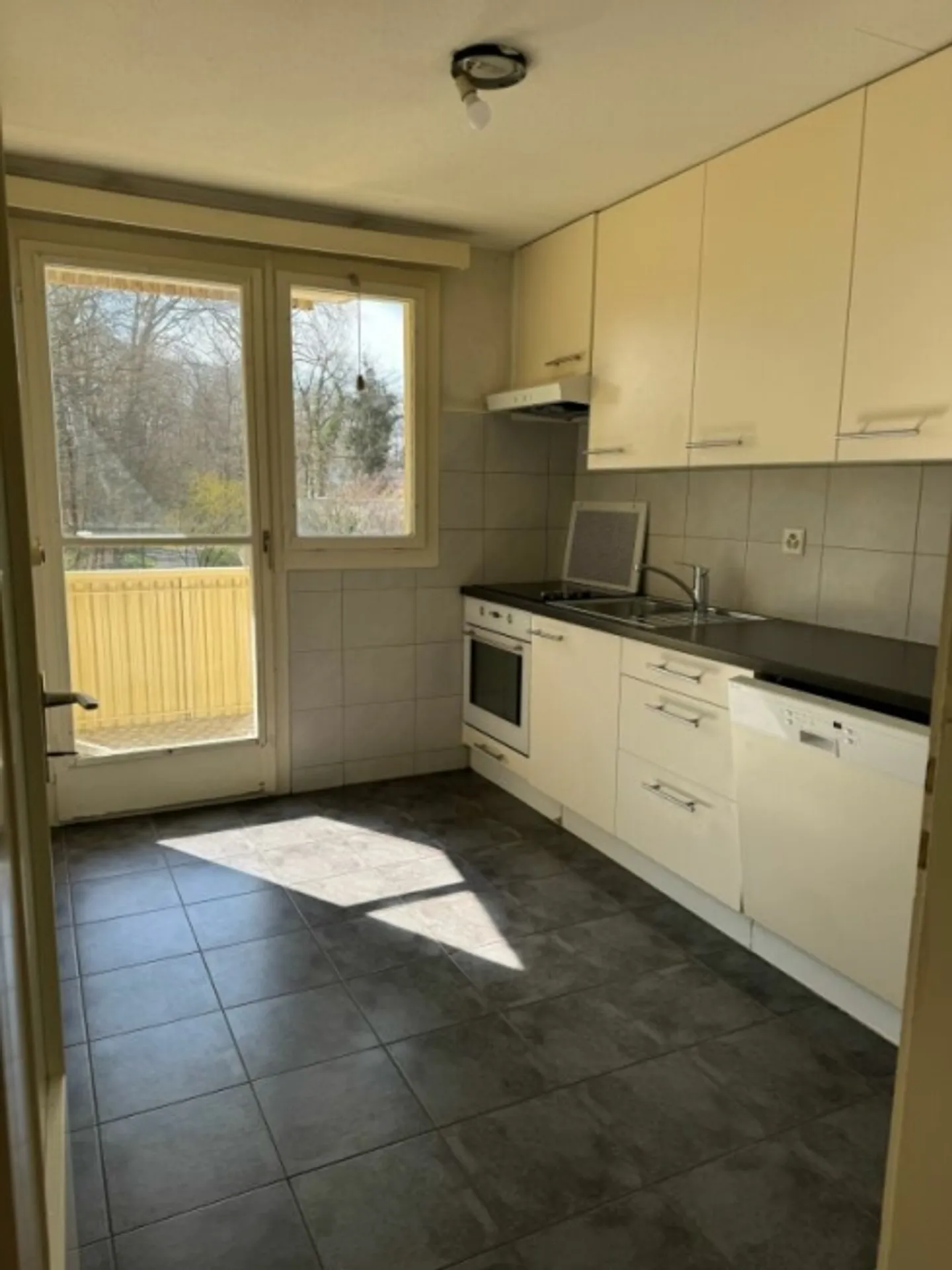 Oasis de détente au bord de l'étang - Charmant appartement de 3 pièces dans un éclat frais - Photo 3 sur 14