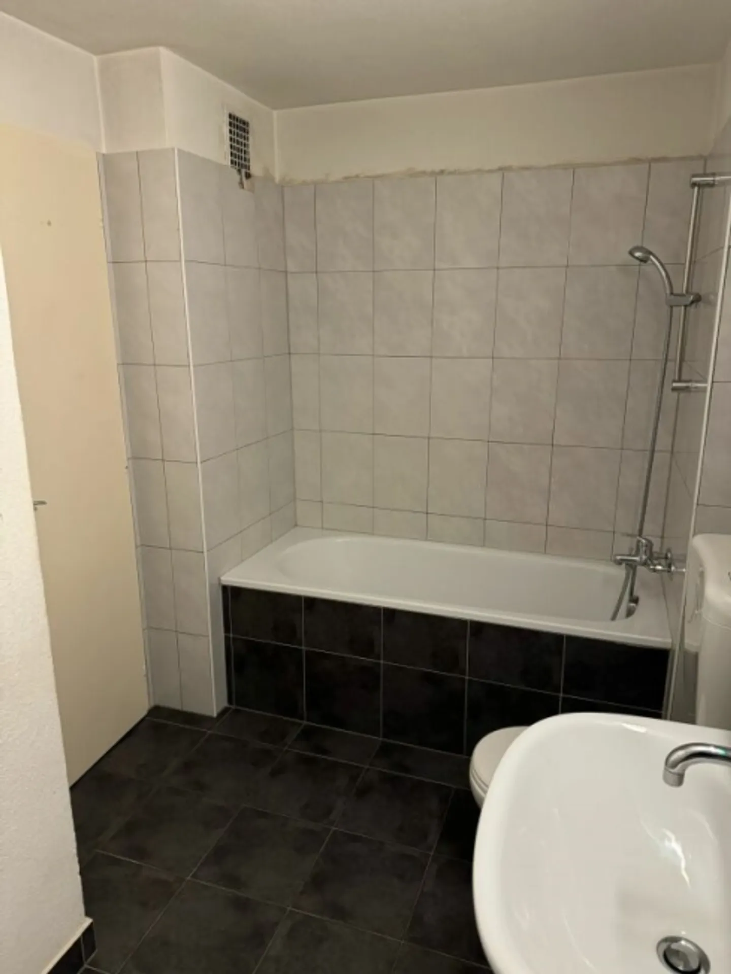 Oasis de détente au bord de l'étang - Charmant appartement de 3 pièces dans un éclat frais - Photo 10 sur 14