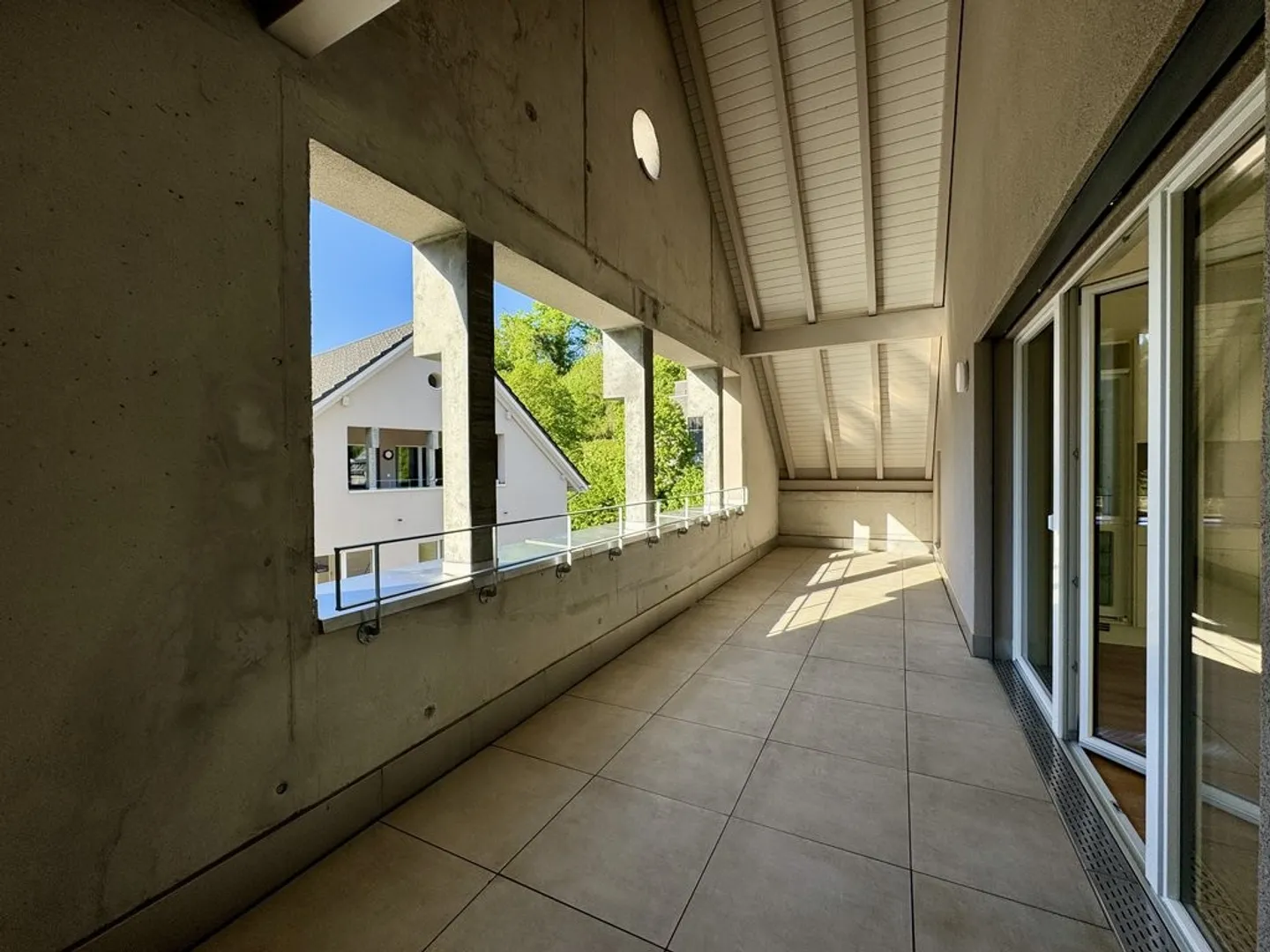 Appartamento moderno con balcone - Foto 3 di 12