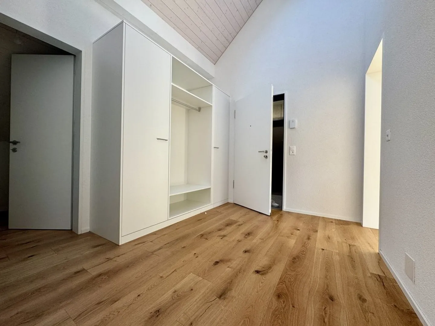 Appartamento moderno con balcone - Foto 4 di 12
