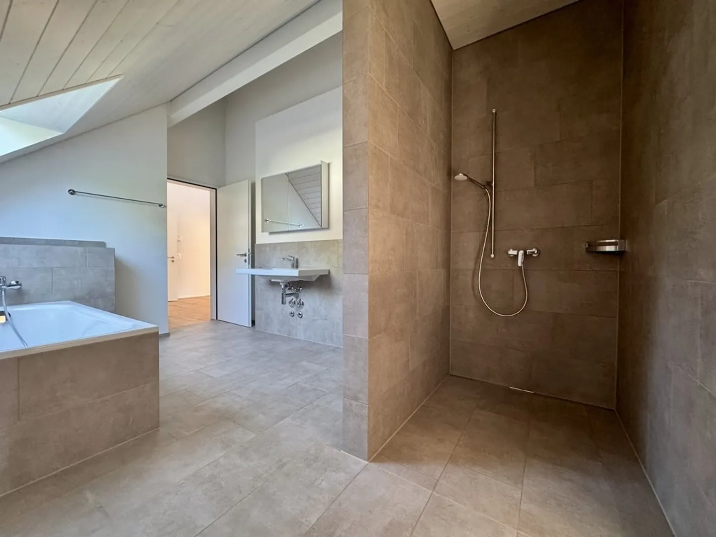 Appartamento moderno con balcone - Foto 10 di 12