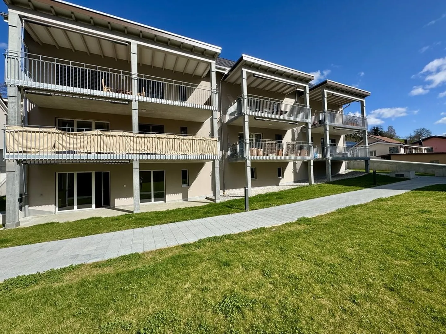 Appartamento moderno con balcone - Foto 2 di 12