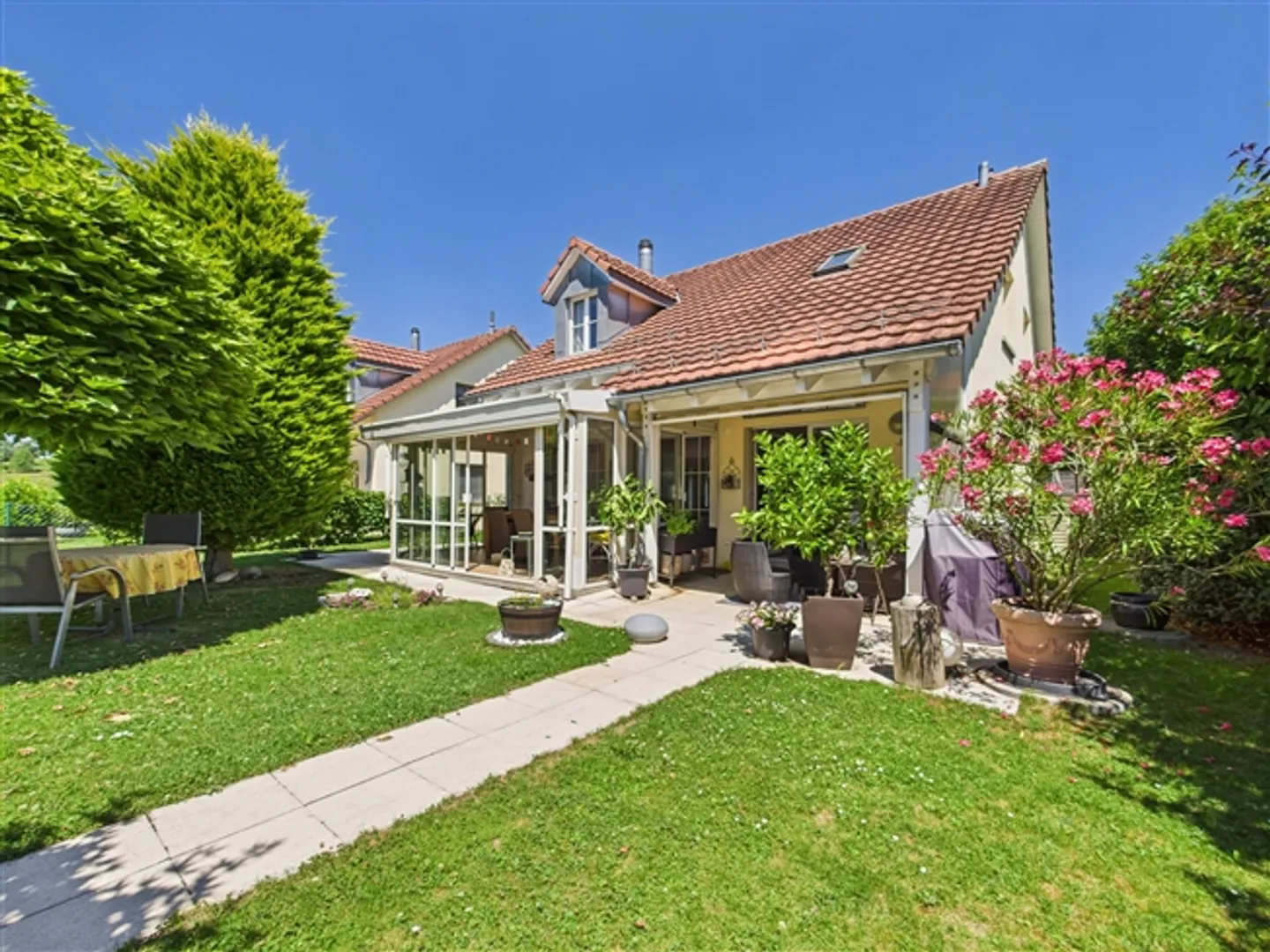 Sogno di casa per famiglie - 5,5 stanze, piscina, giardino e vista sulle montagne - Foto 1 di 9