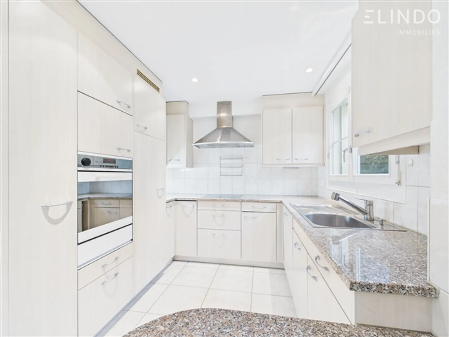 Sogno di casa per famiglie - 5,5 stanze, piscina, giardino e vista sulle montagne - Foto 2 di 9