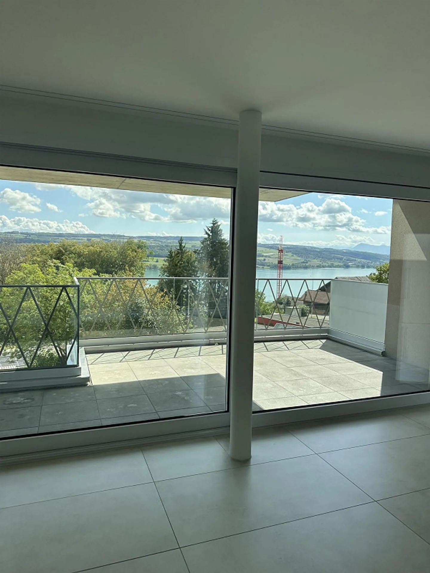 Modern 2.5-room apartment with panoramic lake and mountain views - Photo 1 of 14