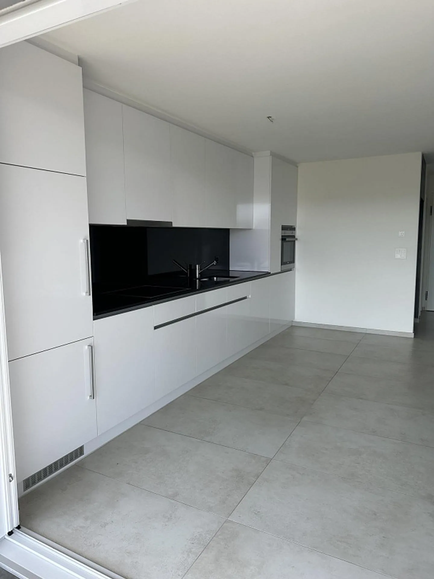 Modern 2.5-room apartment with panoramic lake and mountain views - Photo 4 of 14