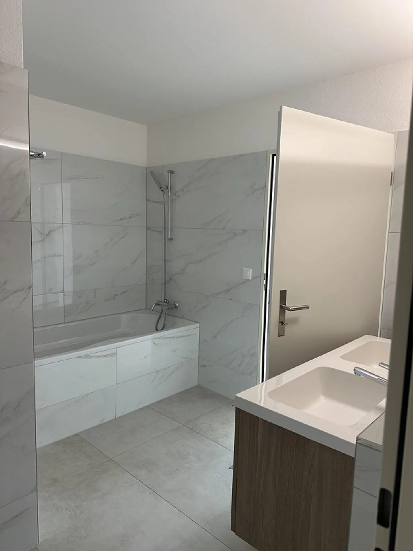 Modern 2.5-room apartment with panoramic lake and mountain views - Photo 5 of 14