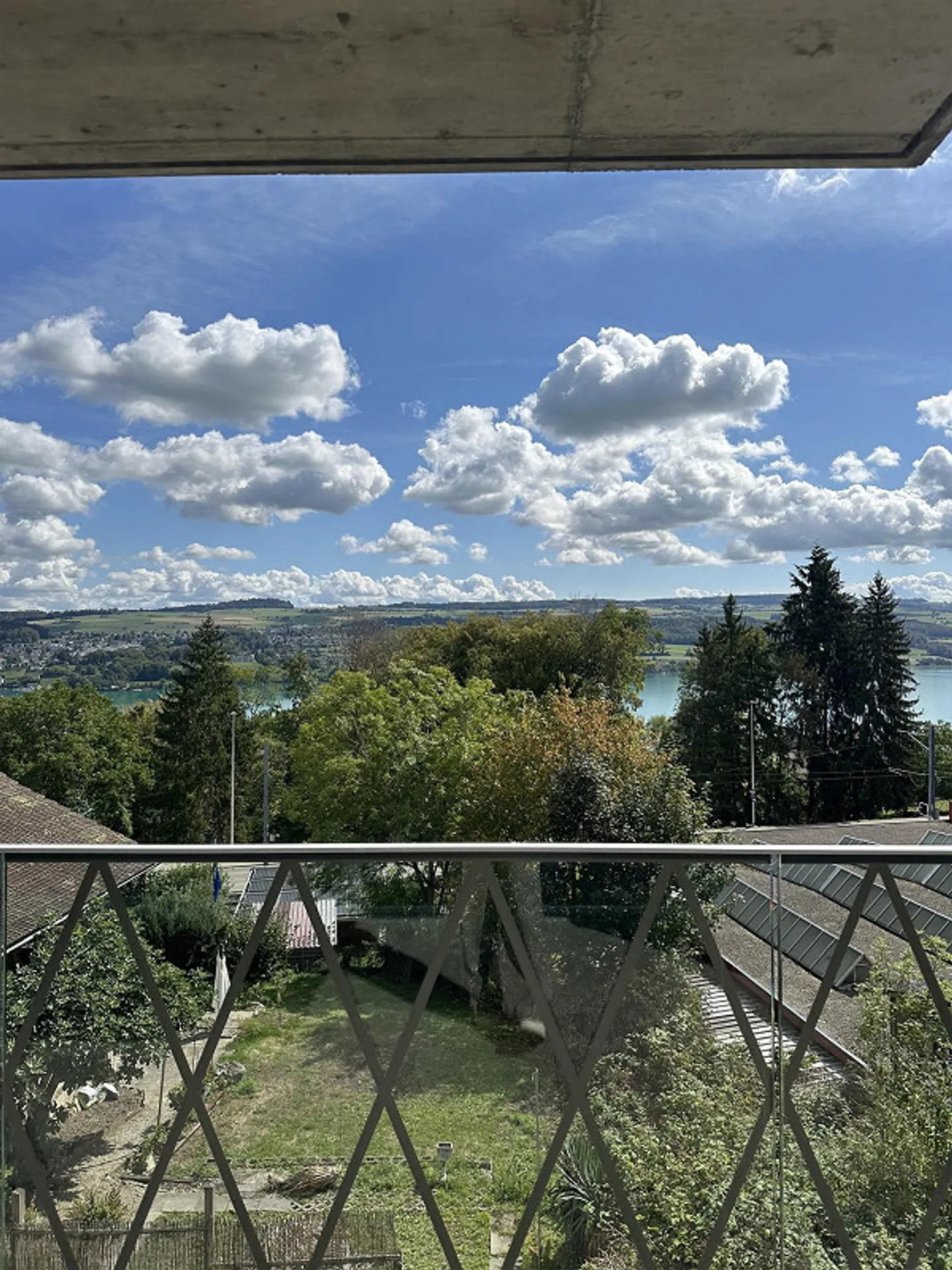 Modern 2.5-room apartment with panoramic lake and mountain views - Photo 2 of 14
