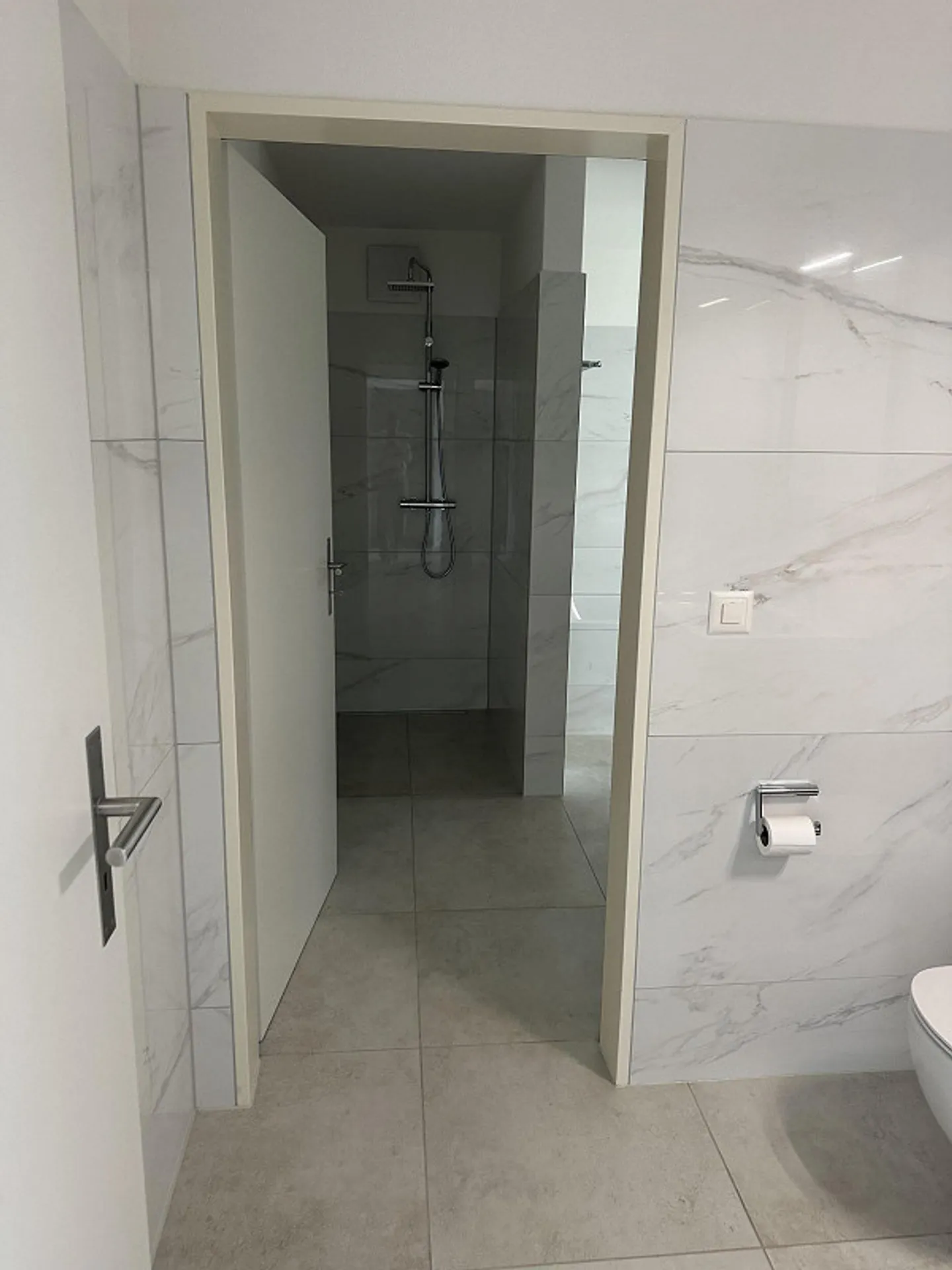 Modern 2.5-room apartment with panoramic lake and mountain views - Photo 6 of 14