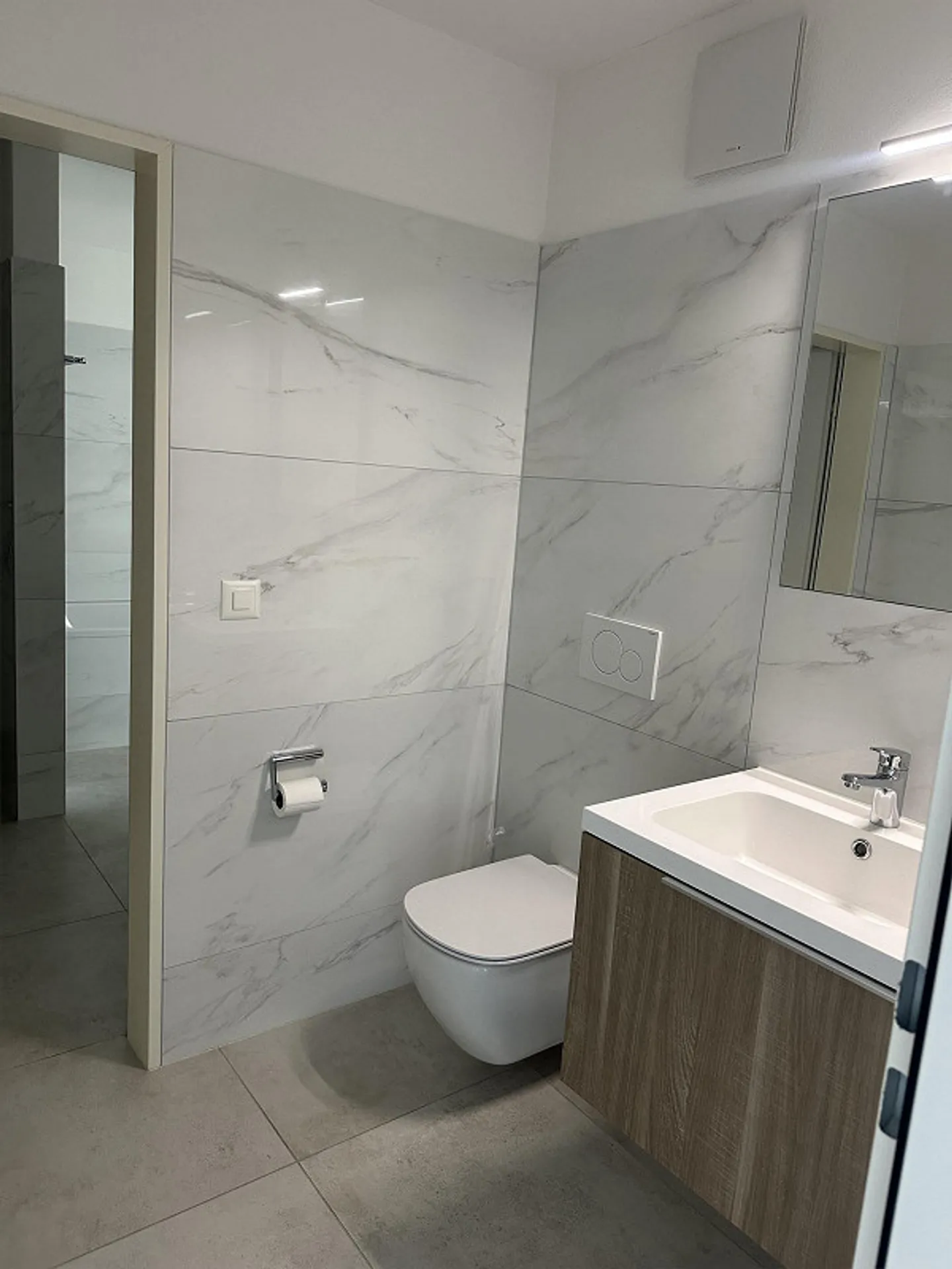Modern 2.5-room apartment with panoramic lake and mountain views - Photo 7 of 14
