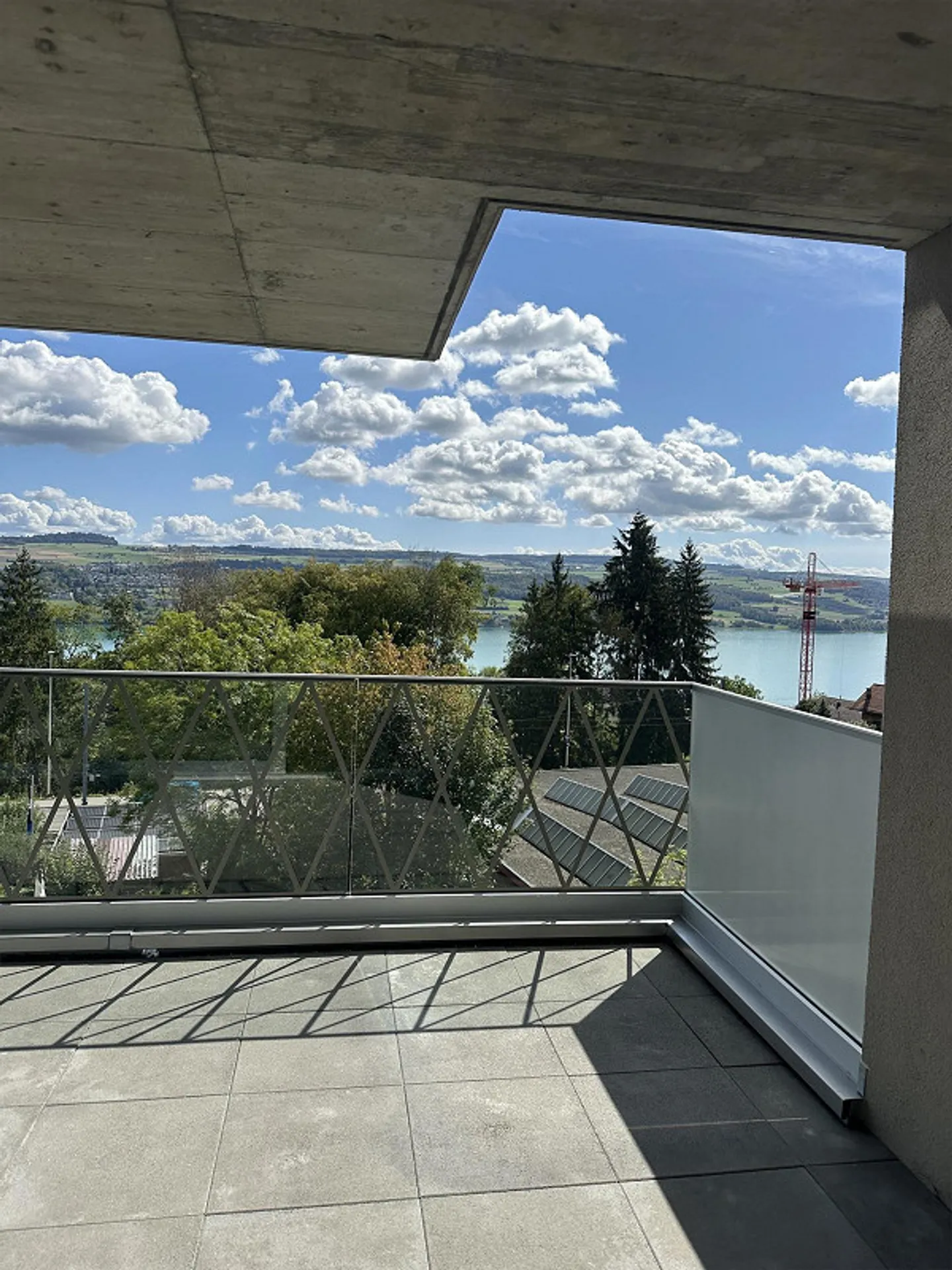 Modern 2.5-room apartment with panoramic lake and mountain views - Photo 10 of 14