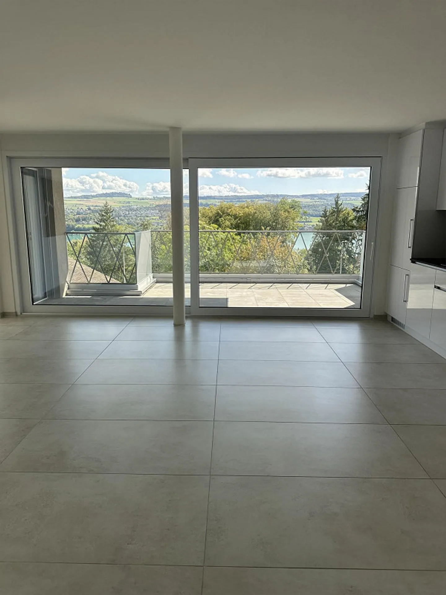 Modern 2.5-room apartment with panoramic lake and mountain views - Photo 11 of 14