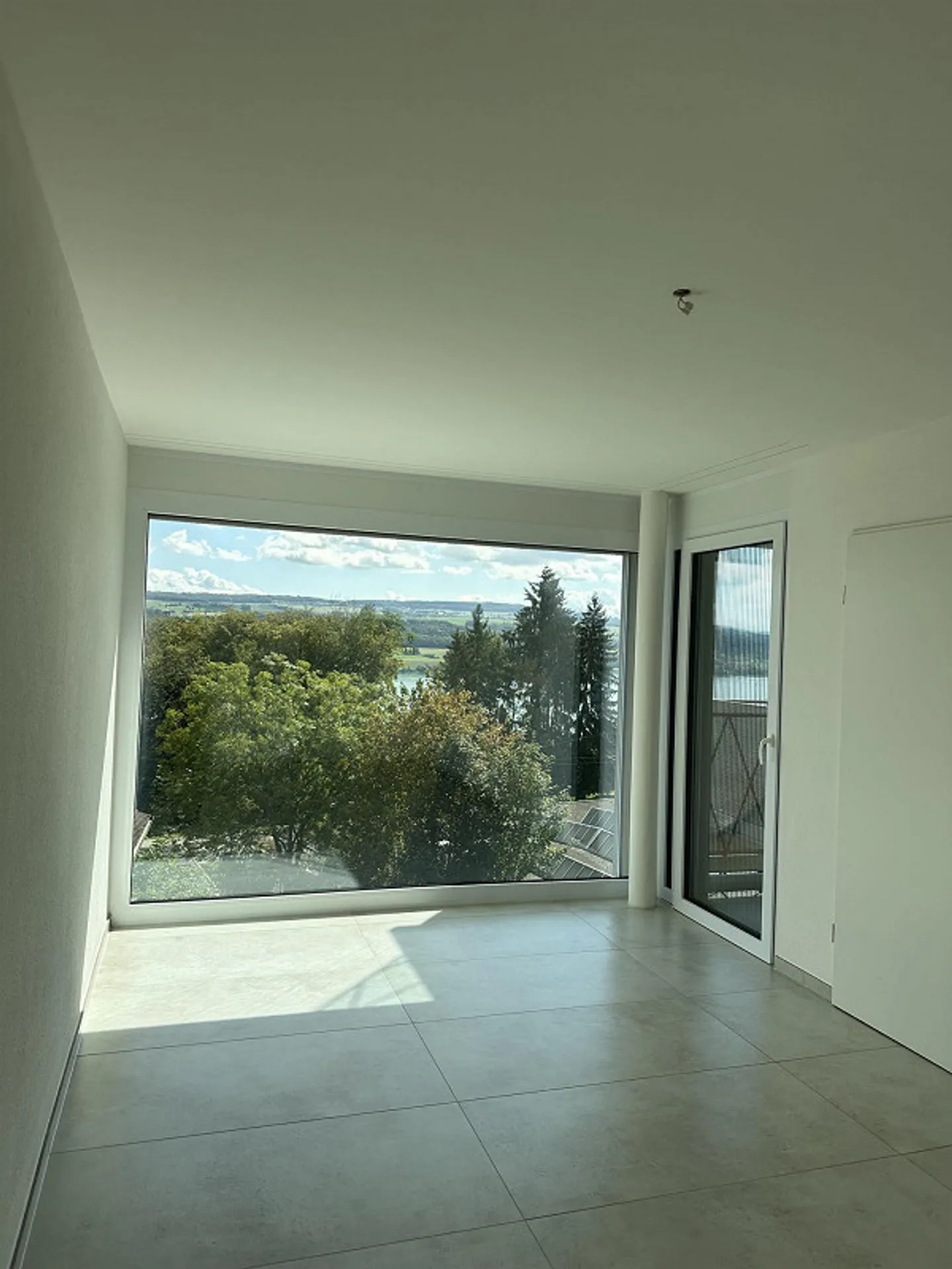 Modern 2.5-room apartment with panoramic lake and mountain views - Photo 12 of 14
