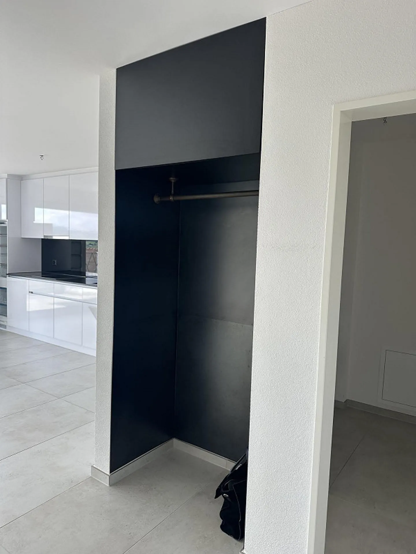 Modern 2.5-room apartment with panoramic lake and mountain views - Photo 9 of 14