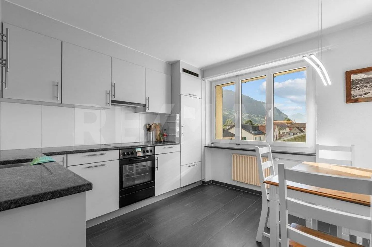 Living comfort with a view - 4 ½ room penthouse apartment in a well-kept three... - Photo 3 of 13