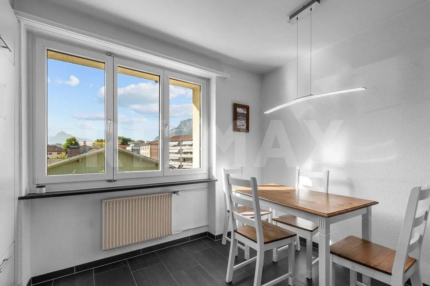 Living comfort with a view - 4 ½ room penthouse apartment in a well-kept three... - Photo 2 of 13