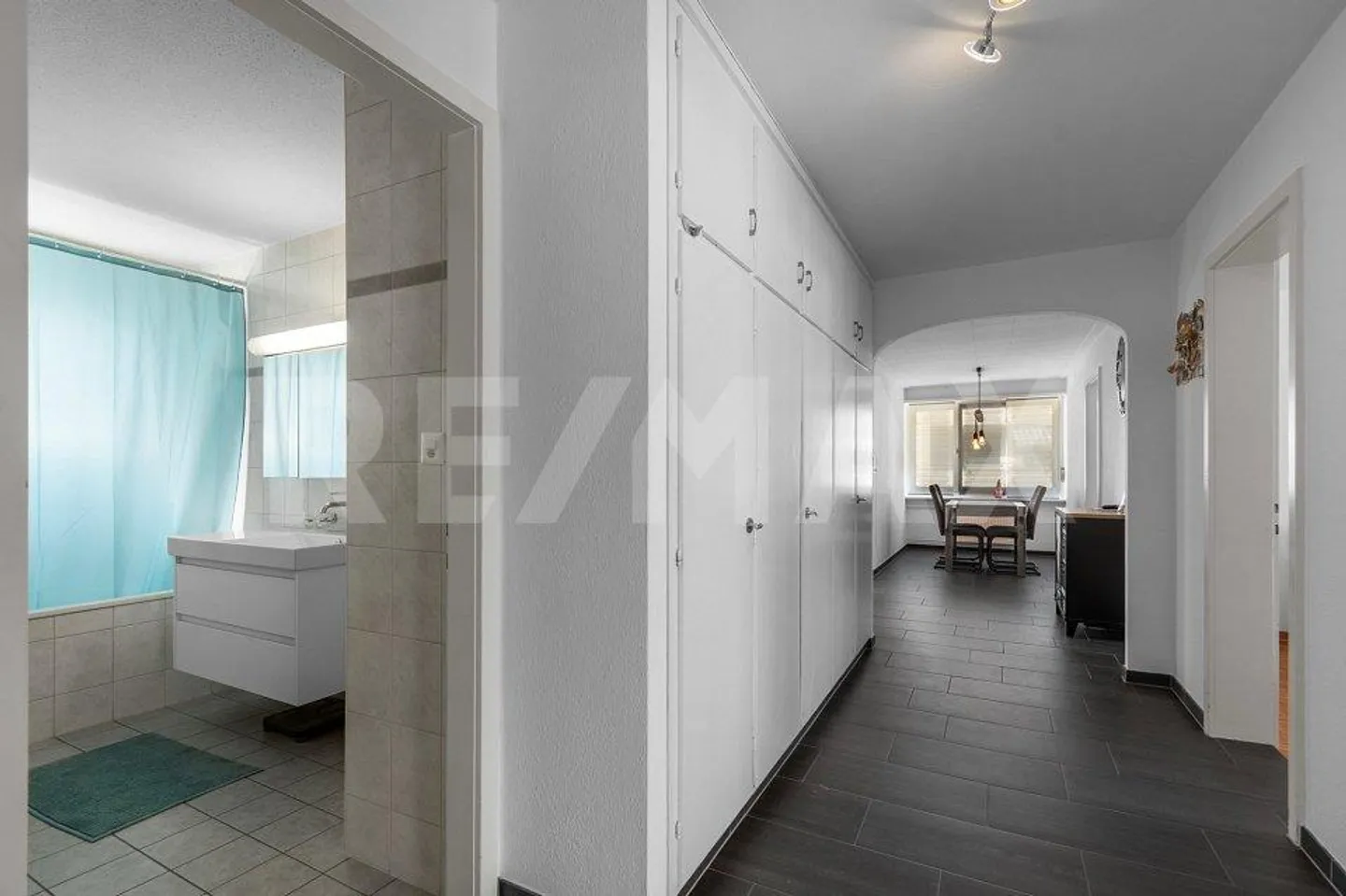 Living comfort with a view - 4 ½ room penthouse apartment in a well-kept three... - Photo 7 of 13