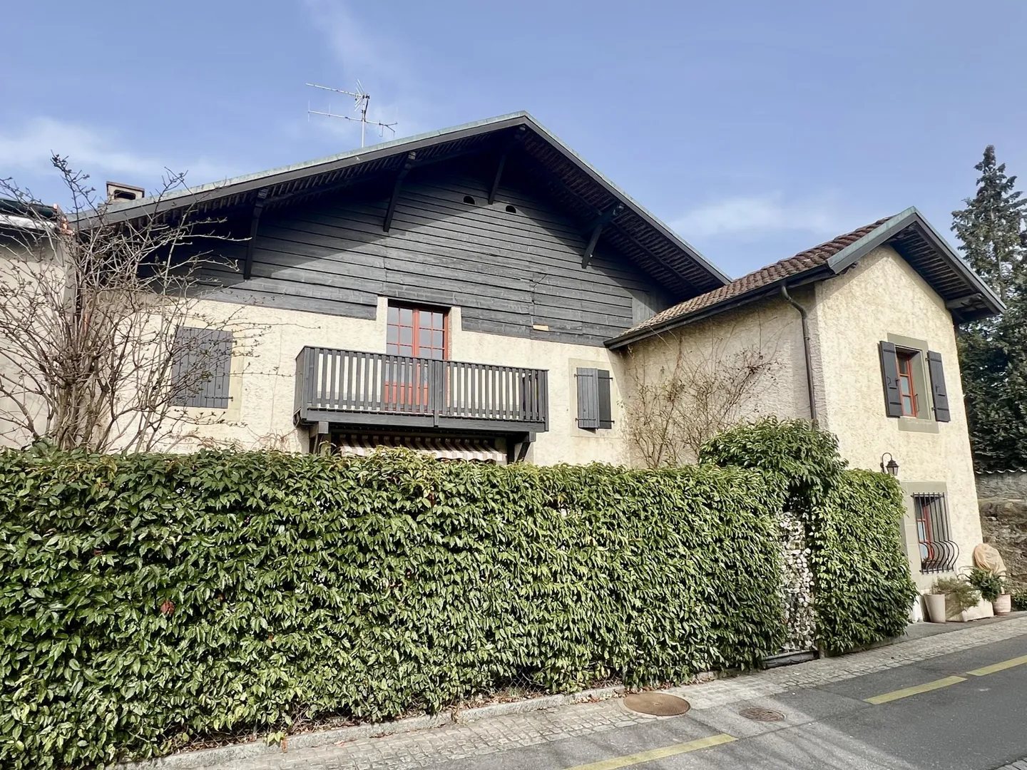 Esclusivo: Casa di villaggio con due appartamenti, 11 stanze / 6 camere da letto - Foto 1 di 12