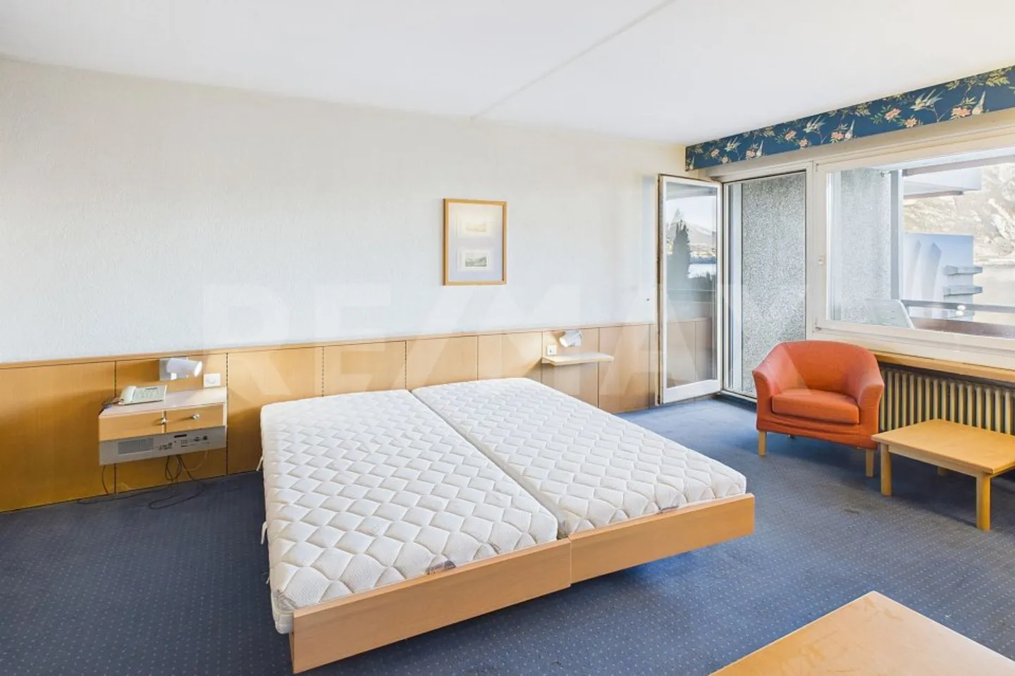 Charming Apartment with Lake View - Photo 6 of 13