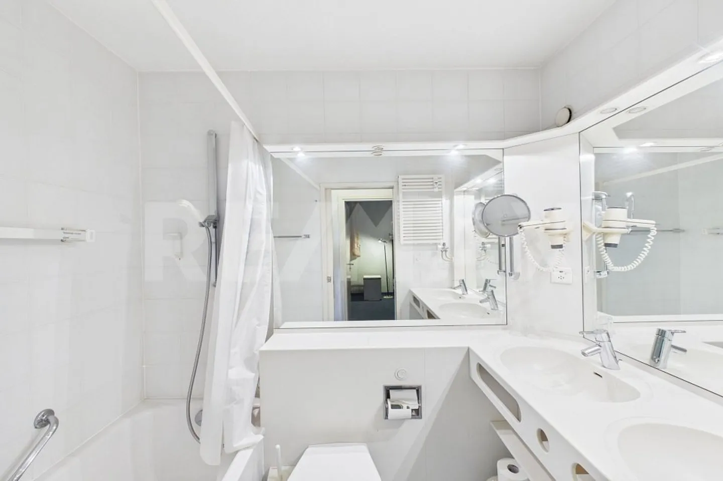 Charming Apartment with Lake View - Photo 7 of 13