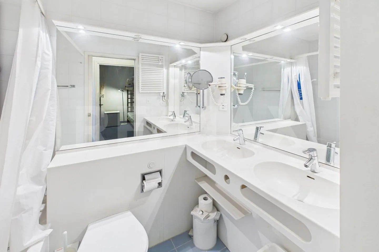 Charming Apartment with Lake View - Photo 9 of 13