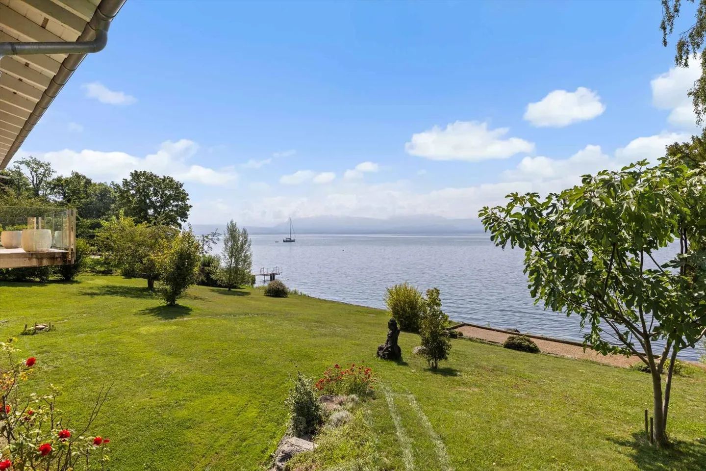 Villa idealmente situata in prima linea sul lago - Foto 1 di 13
