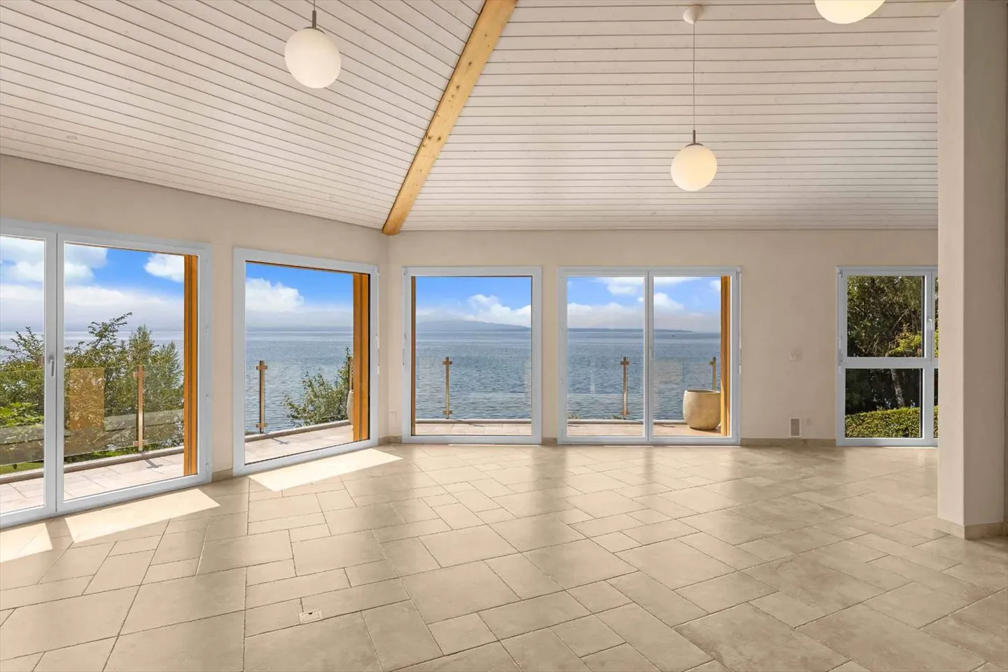 Villa idealmente situata in prima linea sul lago - Foto 3 di 13