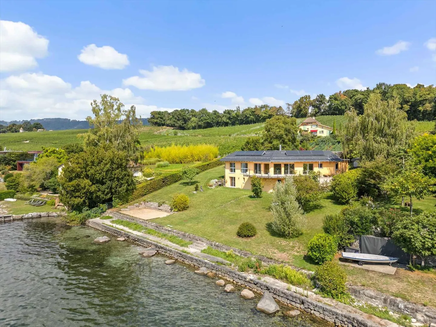 Villa idealmente situata in prima linea sul lago - Foto 2 di 13