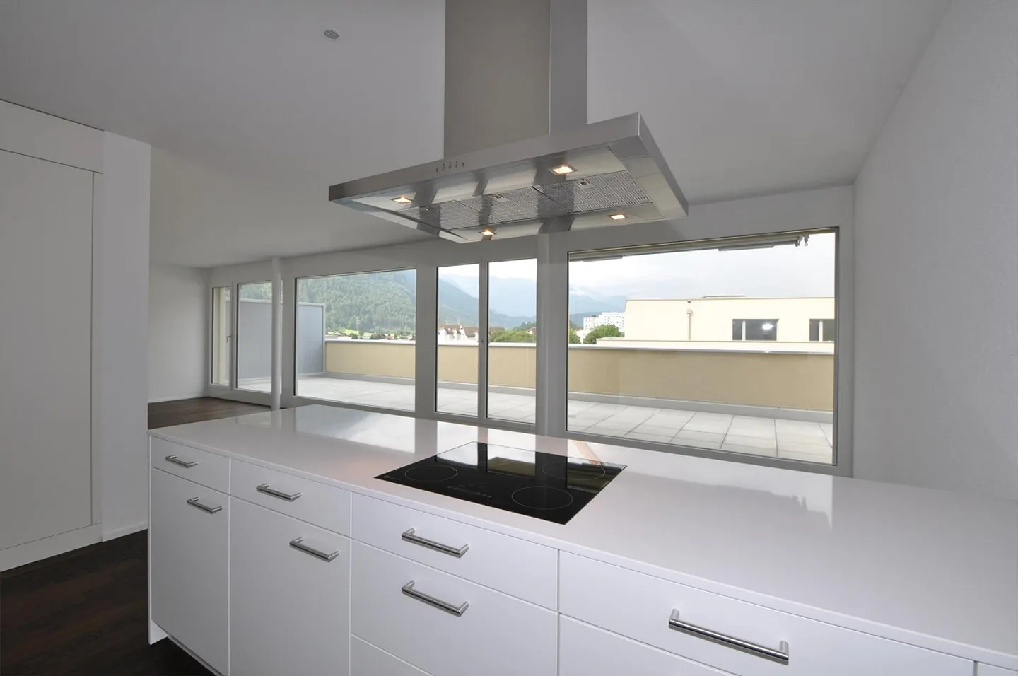Attractive 3.5-room penthouse apartment for rent - Photo 5 of 10
