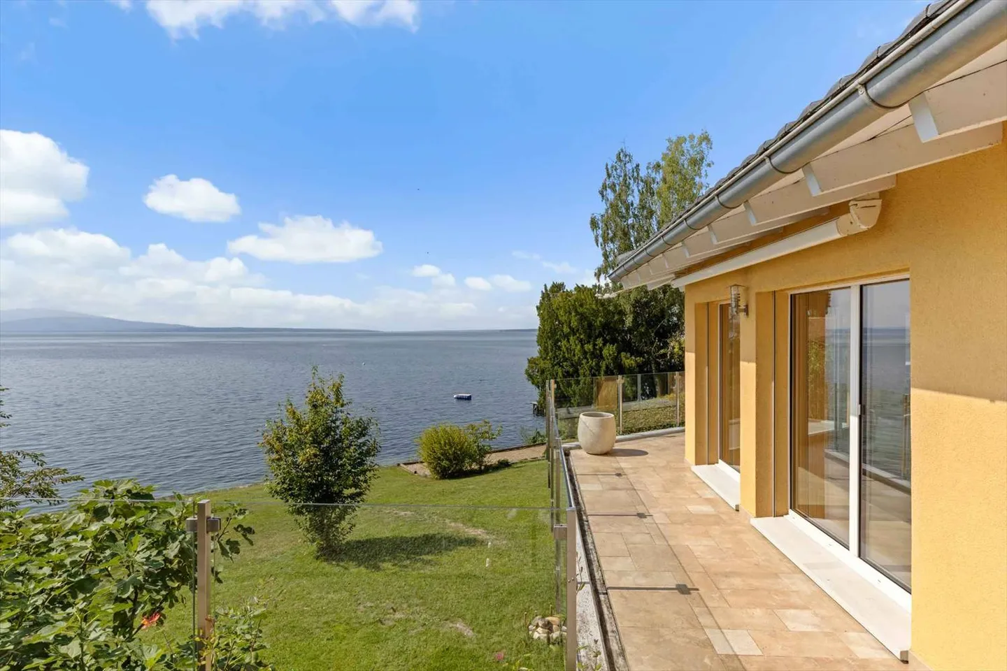 Villa idealmente situata in prima linea sul lago - Foto 6 di 13