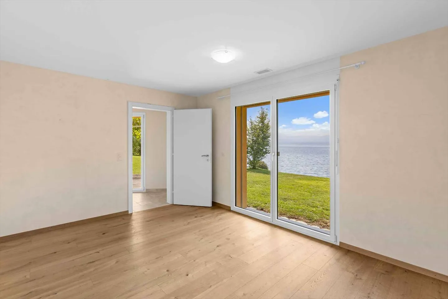 Villa idealmente situata in prima linea sul lago - Foto 9 di 13